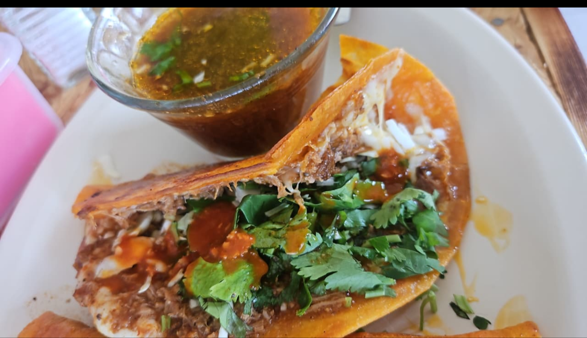 quesabirria sencilla con guisado