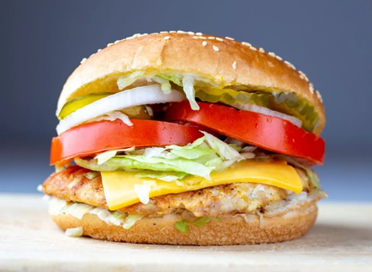 HAMBURGUESA DE PECHUGA DE POLLO MOLIDA (ESPECIAL)