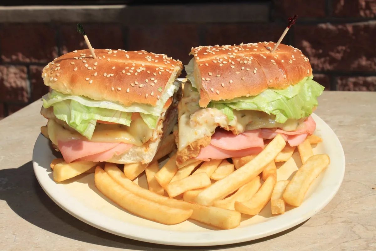 SANDWICH DE POLLO A LA PLANCHA Y JAMON