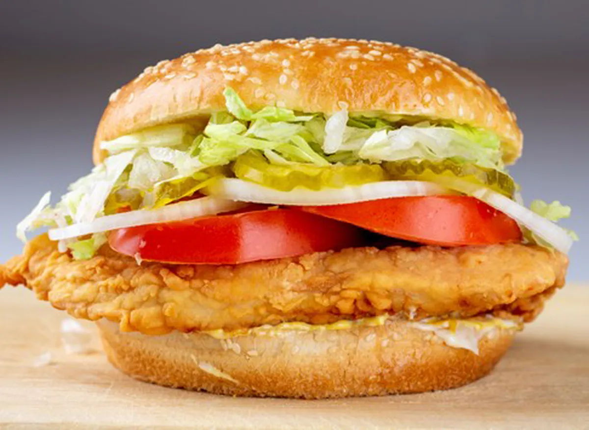 HAMBURGUESA DE PECHUGA DE POLLO EMPANIZADA