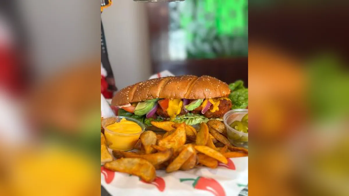 BAGUETTE BONELESS + PAPAS SAZONADAS